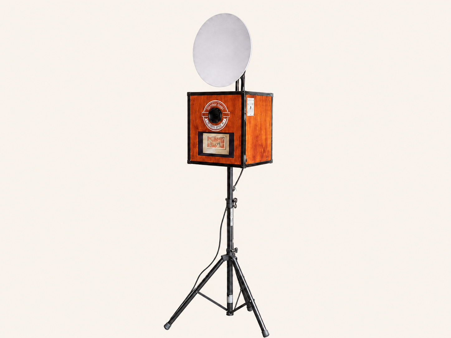 Unsere Holzfotobox mit Kamera, Bildschirm, weißem Rundlicht und schwarzem Dreibeinstativ – digital inszeniert